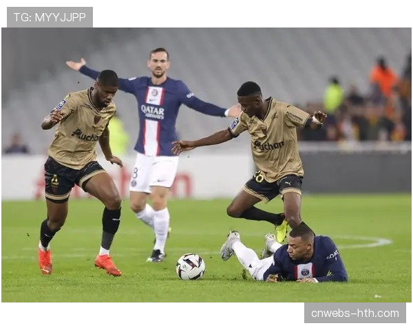 巴黎圣日耳曼赛季首败暴露隐患，欧冠后联赛状态波动