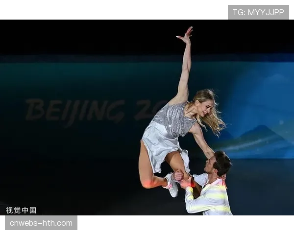 四大洲花滑赛观众席现萌娃助威团,气氛温馨